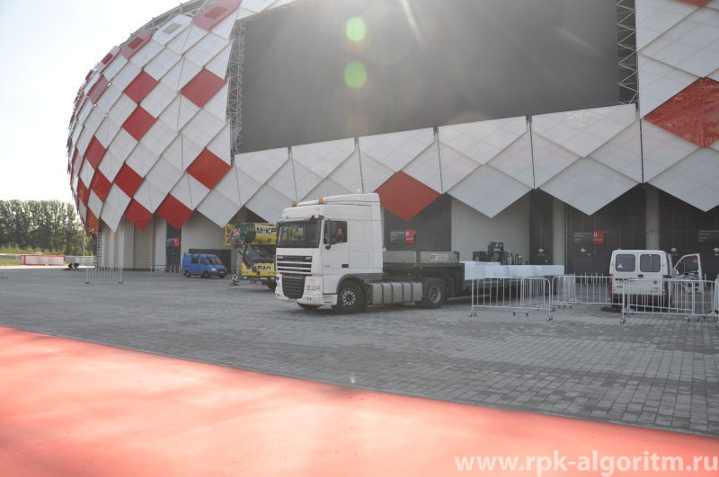 тягач привез часть объемных букв