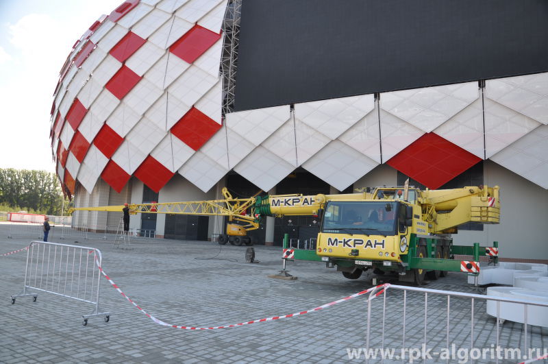 кран готовится к монтажу букв