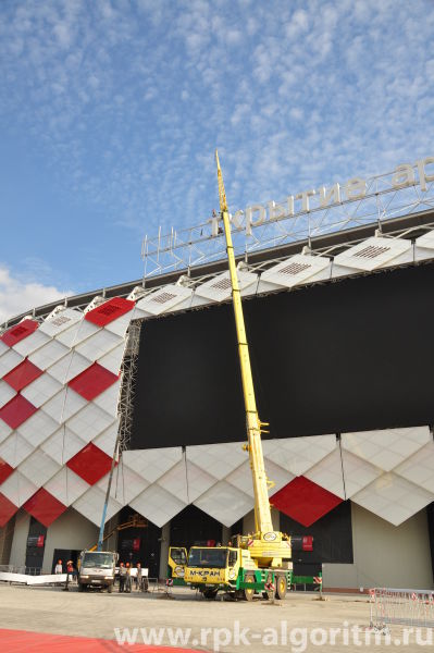 монтаж букв краном