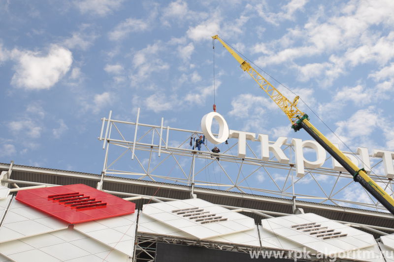 кран монтирует крышную установку