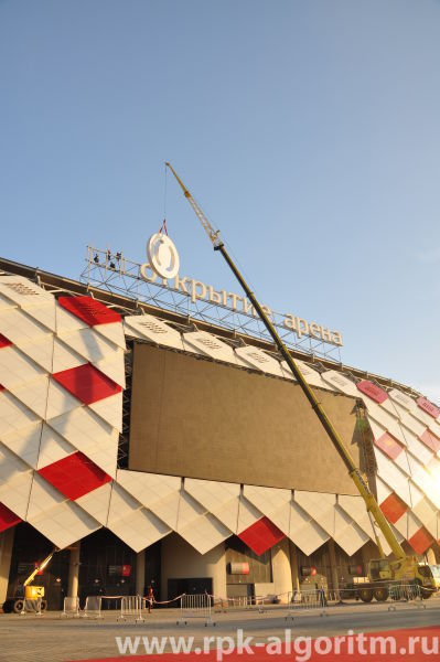 альпинисты монтируют крышную установку