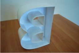 фото задней части объемной клеенной пластиковой буквы задняя часть объемной клеенной пластиковой буквы