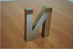 фото маленькой буквы из металла маленькая буква из металла