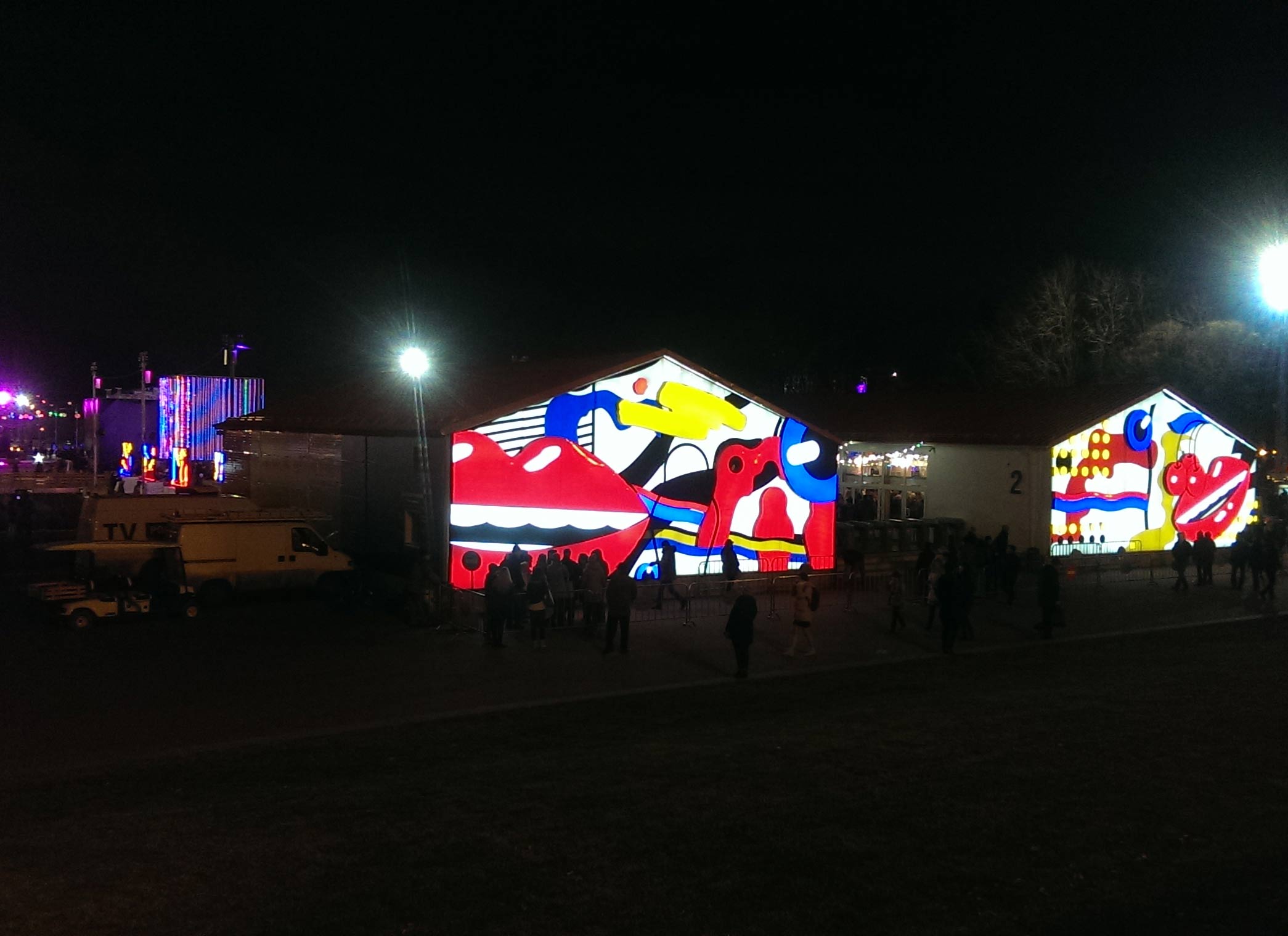 готовые фасады в ночное время