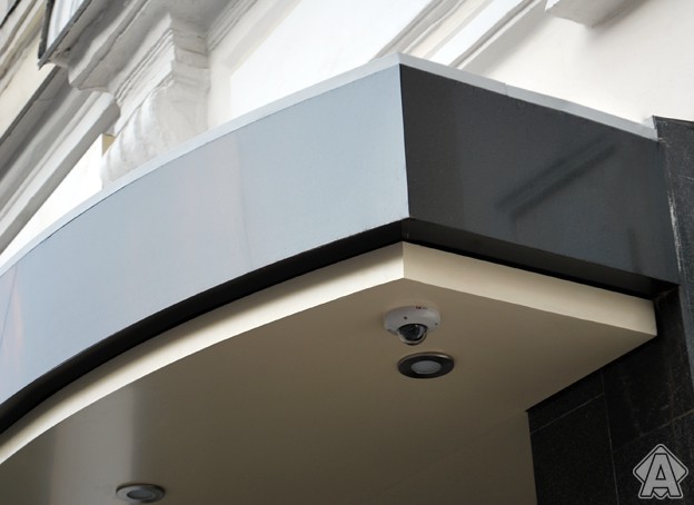 козырек с видеонаблюдением