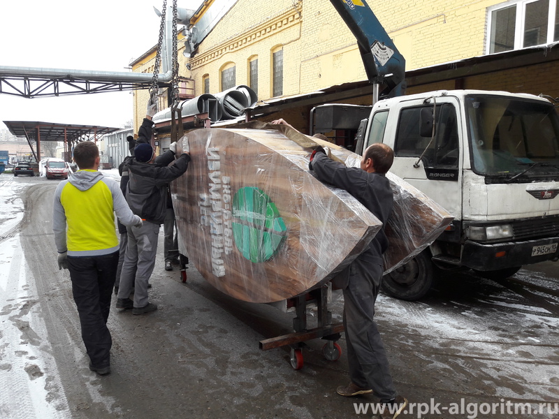 погрузка стелы перед монтажом