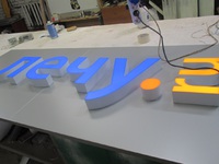 Вывеска клиники "Лечу.Ру"